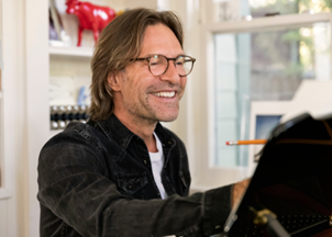 <p><strong>Eric Whitacre is an excellent choice for in-person, virtual, and hybrid events</strong></p>