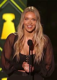 Camille Kostek  photo 3