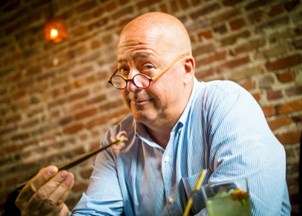 <p><strong>Activist Andrew Zimmern invited to the White House to feed the U.S.</strong></p>