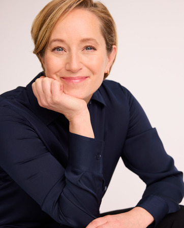 Dr. Lisa  Damour headshot