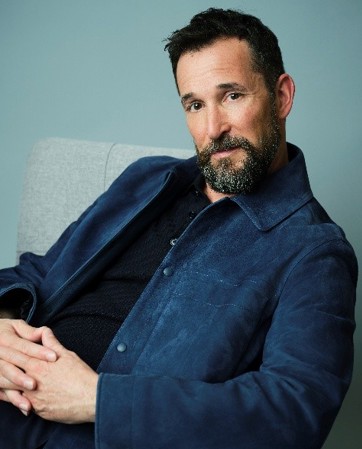 Noah Wyle headshot